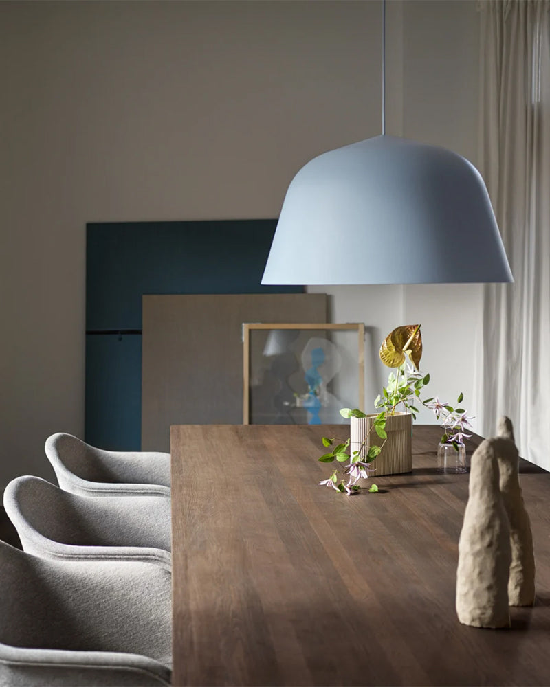 Ambit Blå pendel lampe ø55 fra Muuto, håndslebet aluminium, hvid inderside, indendørs frisørudstyr